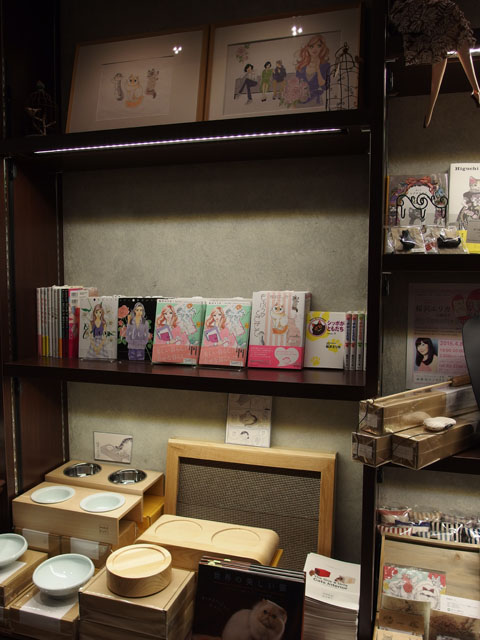 店内には桜沢先生の既刊のほか、カラー原画の展示なども。 