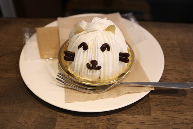 笑顔の白猫のレアチーズケーキ